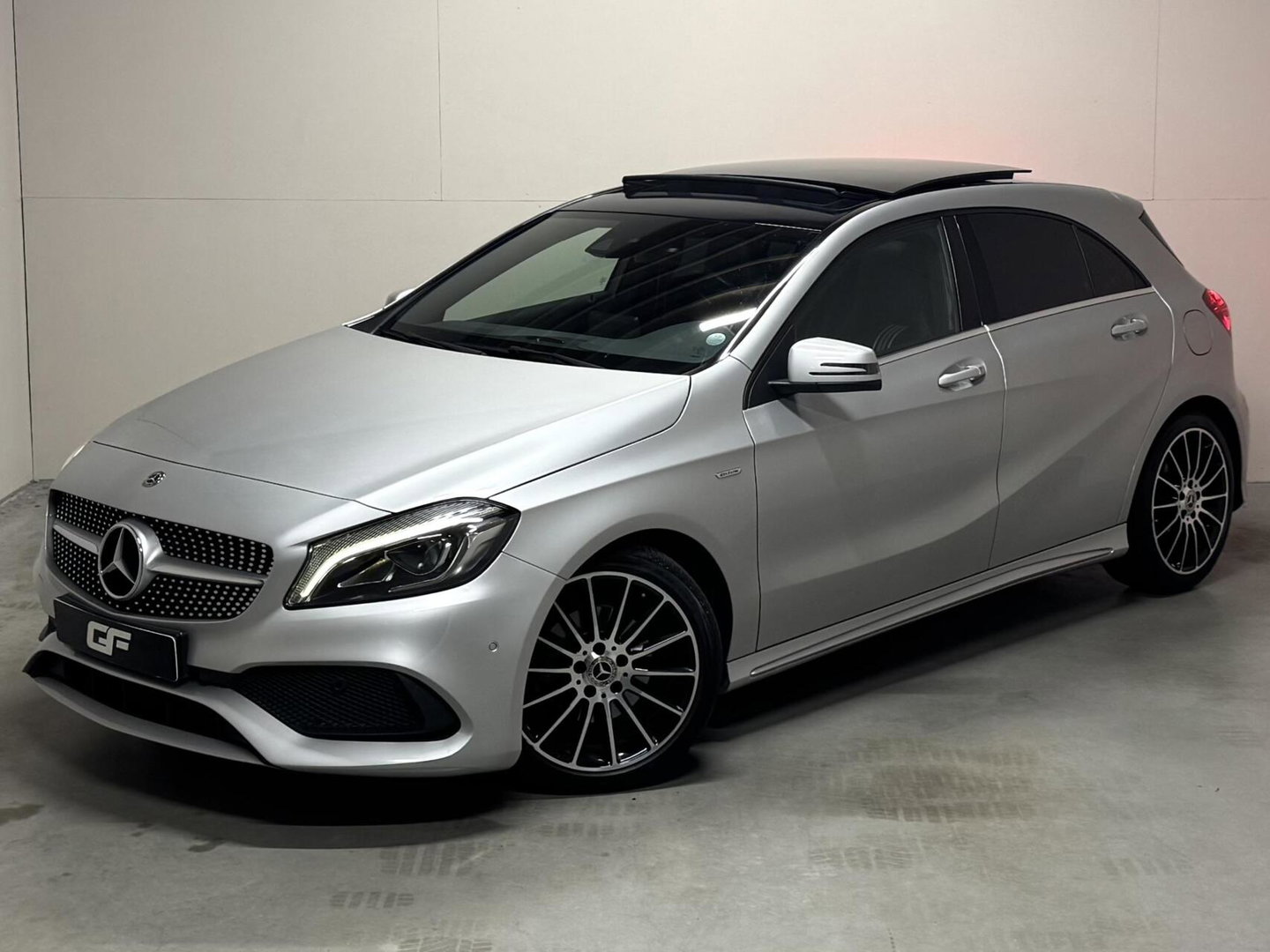 Mercedes-Benz A-Klasse 200 AMG WhiteArt Edition Pano Cruise NAP