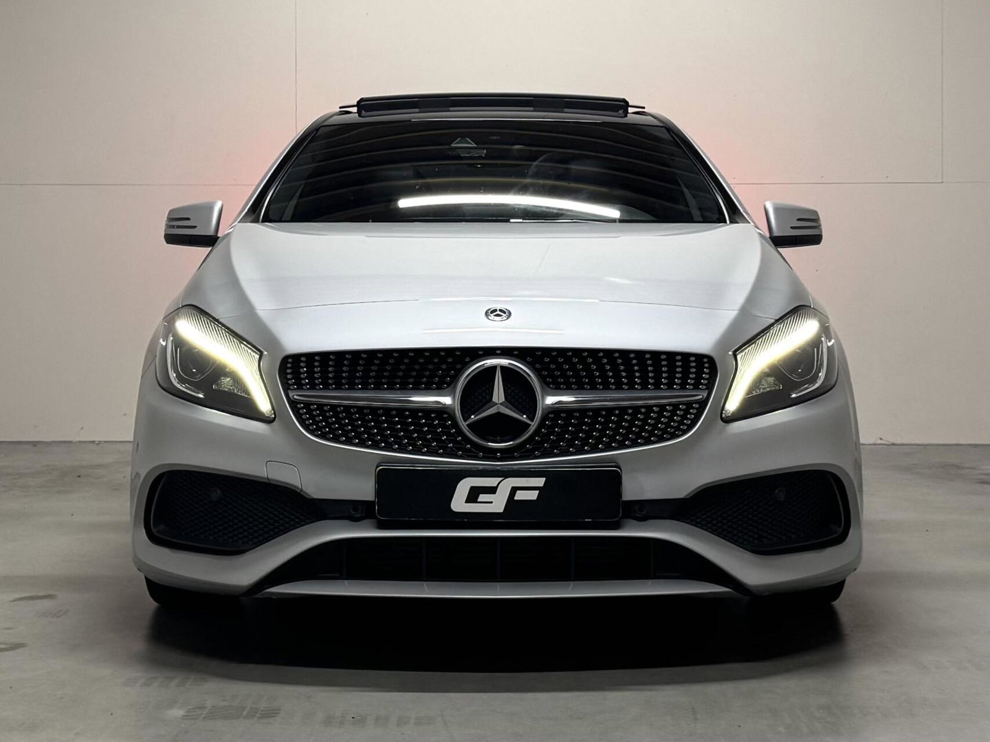 Mercedes-Benz A-Klasse 200 AMG WhiteArt Edition Pano Cruise NAP