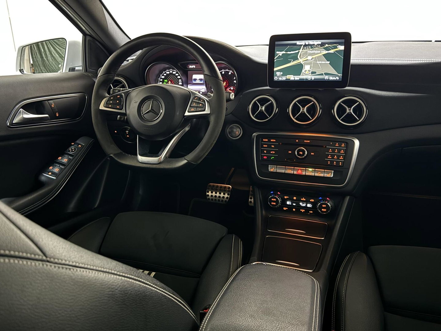 Mercedes-Benz A-Klasse 200 AMG WhiteArt Edition Pano Cruise NAP