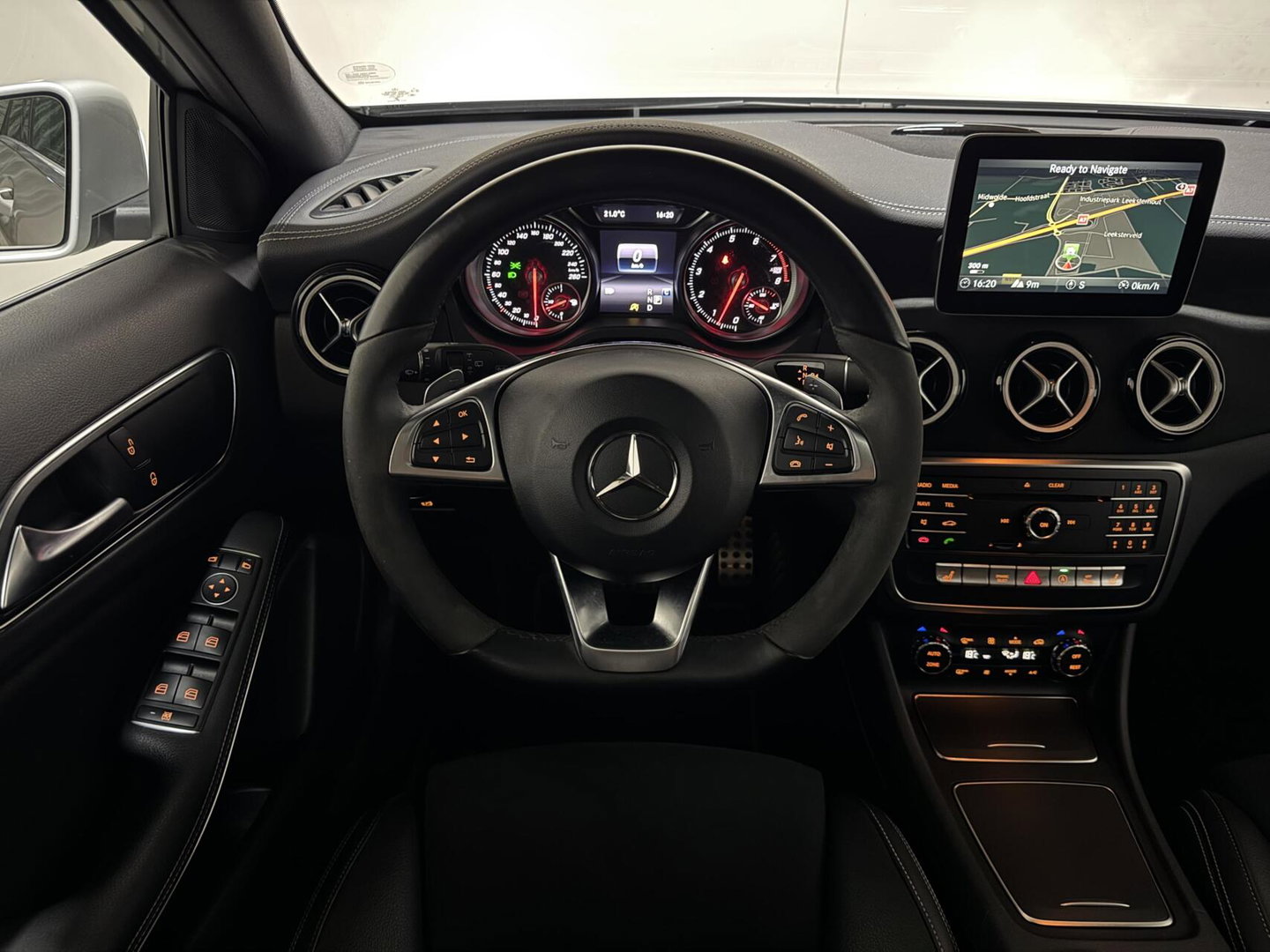 Mercedes-Benz A-Klasse 200 AMG WhiteArt Edition Pano Cruise NAP