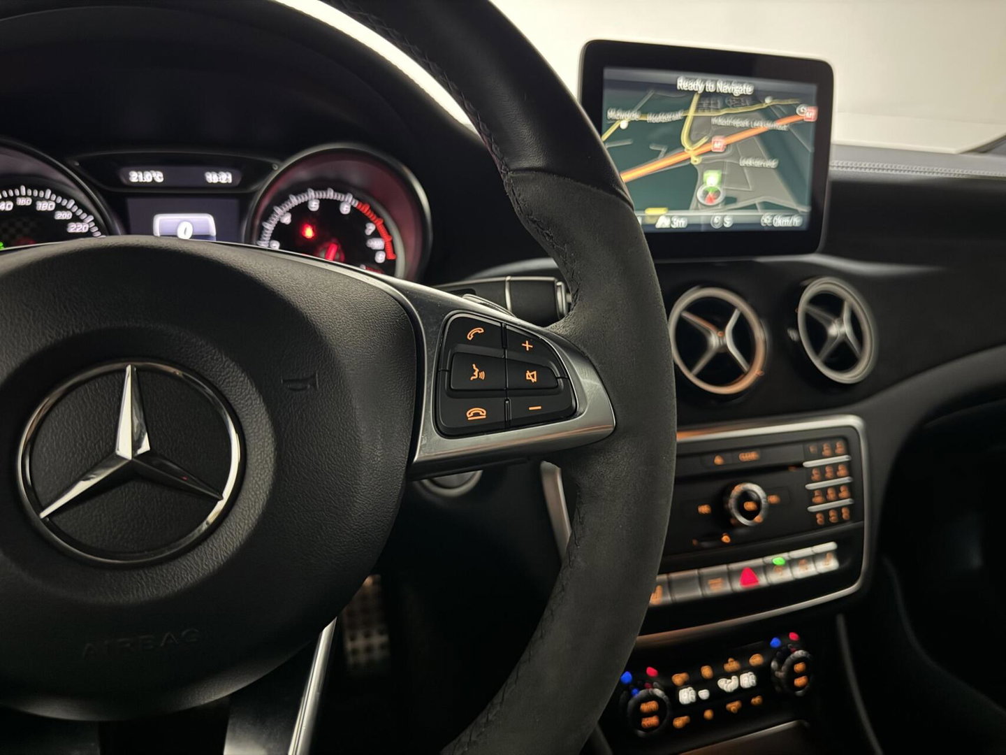 Mercedes-Benz A-Klasse 200 AMG WhiteArt Edition Pano Cruise NAP
