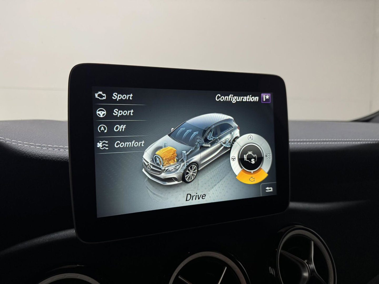 Mercedes-Benz A-Klasse 200 AMG WhiteArt Edition Pano Cruise NAP
