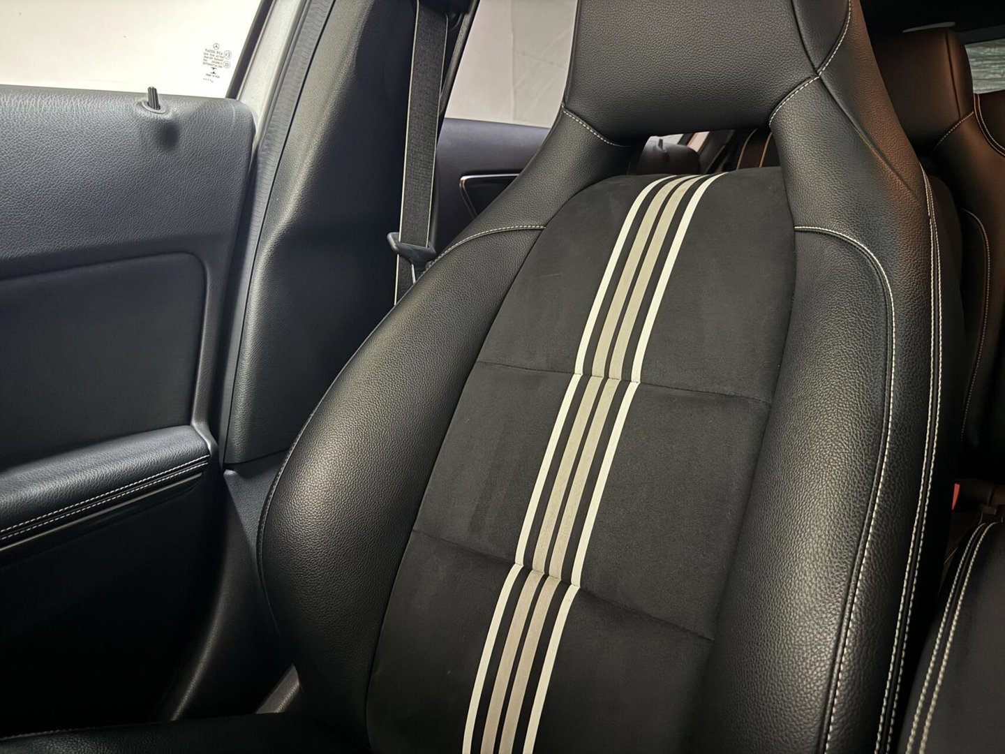 Mercedes-Benz A-Klasse 200 AMG WhiteArt Edition Pano Cruise NAP