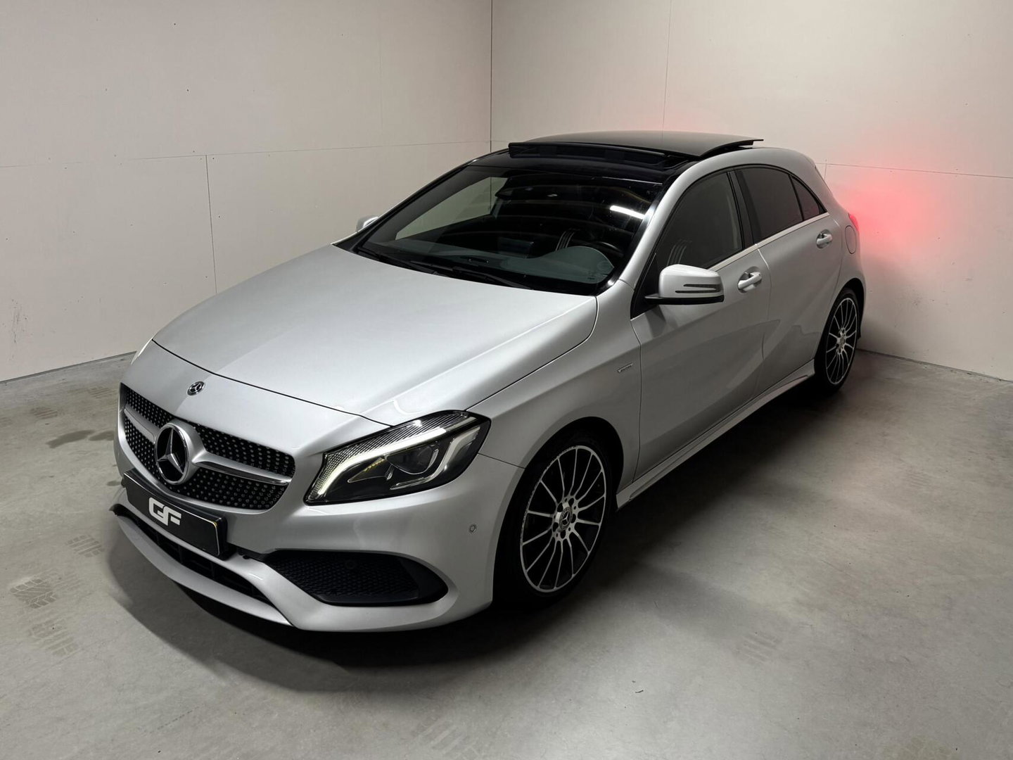 Mercedes-Benz A-Klasse 200 AMG WhiteArt Edition Pano Cruise NAP