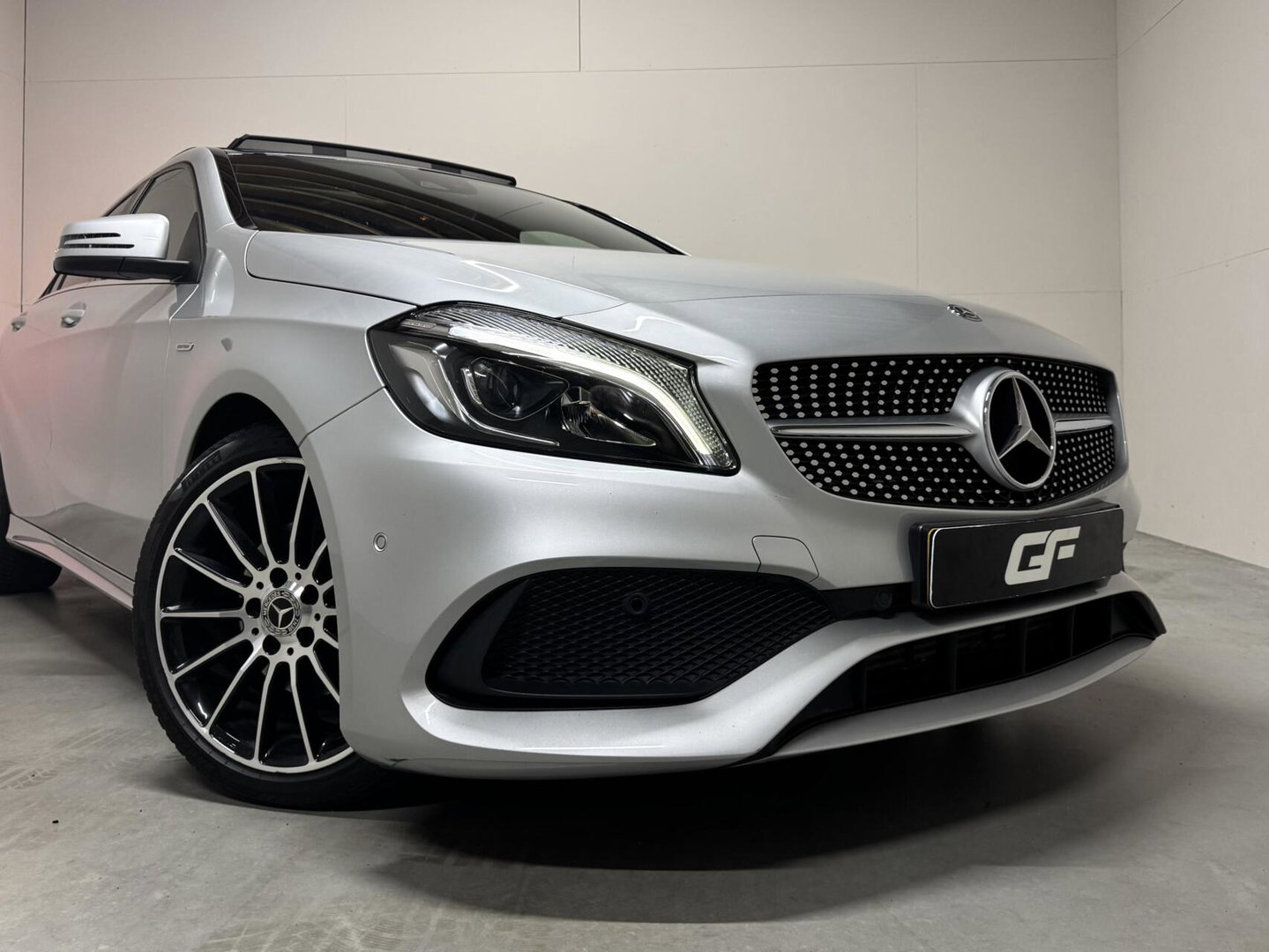 Mercedes-Benz A-Klasse 200 AMG WhiteArt Edition Pano Cruise NAP