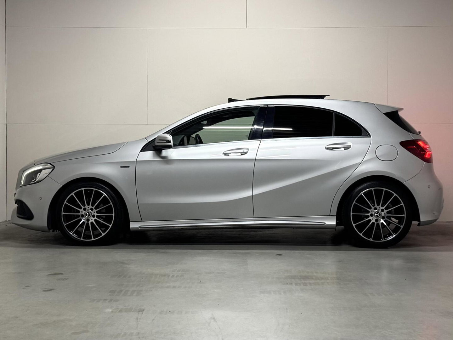 Mercedes-Benz A-Klasse 200 AMG WhiteArt Edition Pano Cruise NAP