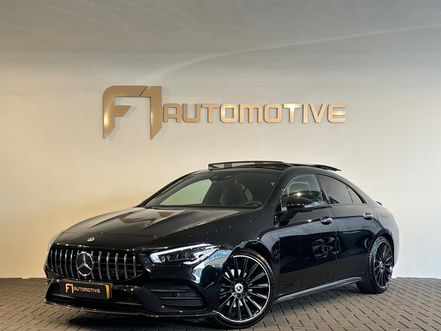 Mercedes-Benz CLA-Klasse 180 Premium+ AMG Pano|Memory|Sfeer
