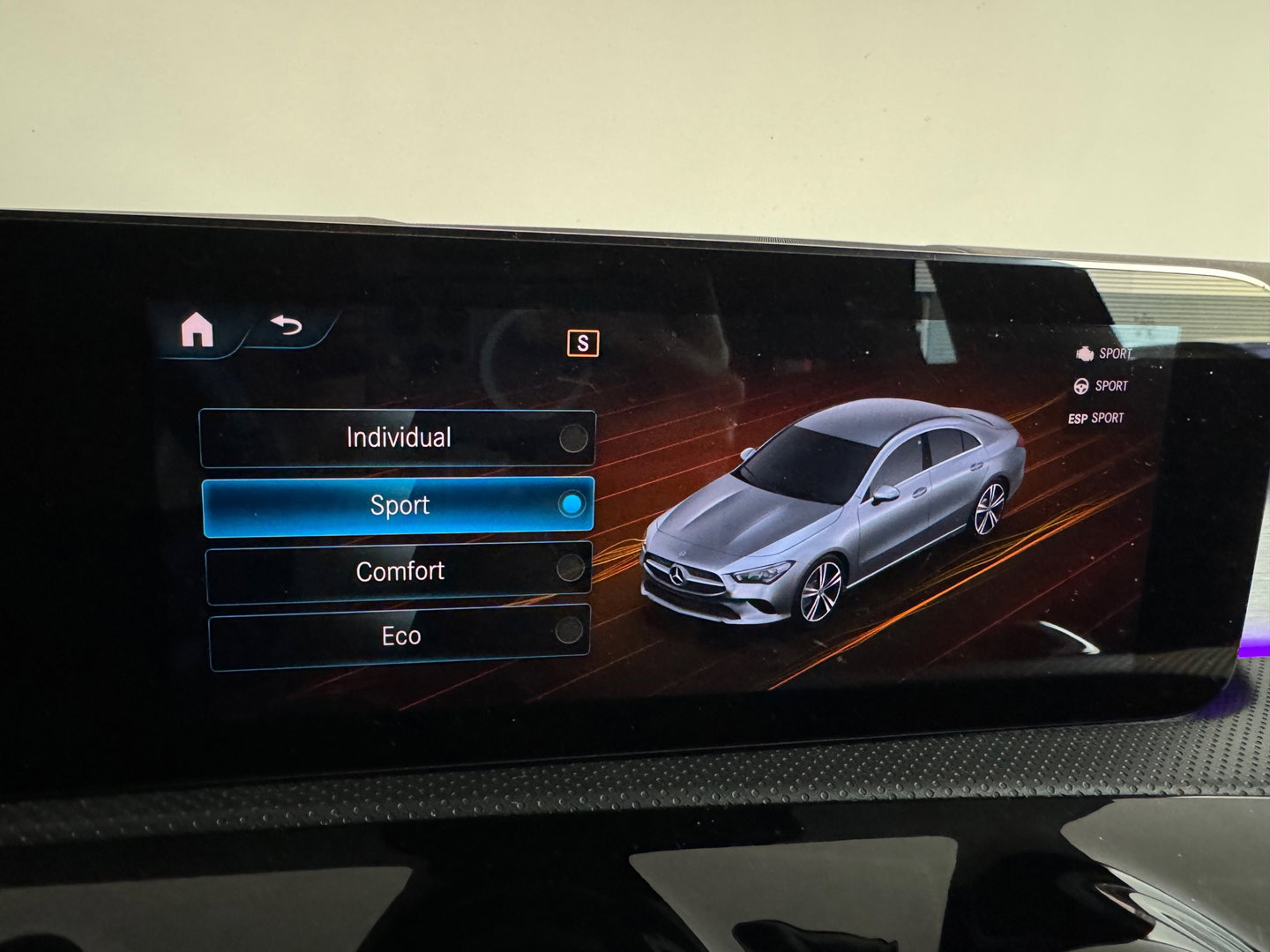 Mercedes-Benz CLA-Klasse 180 Premium+ AMG Pano|Memory|Sfeer