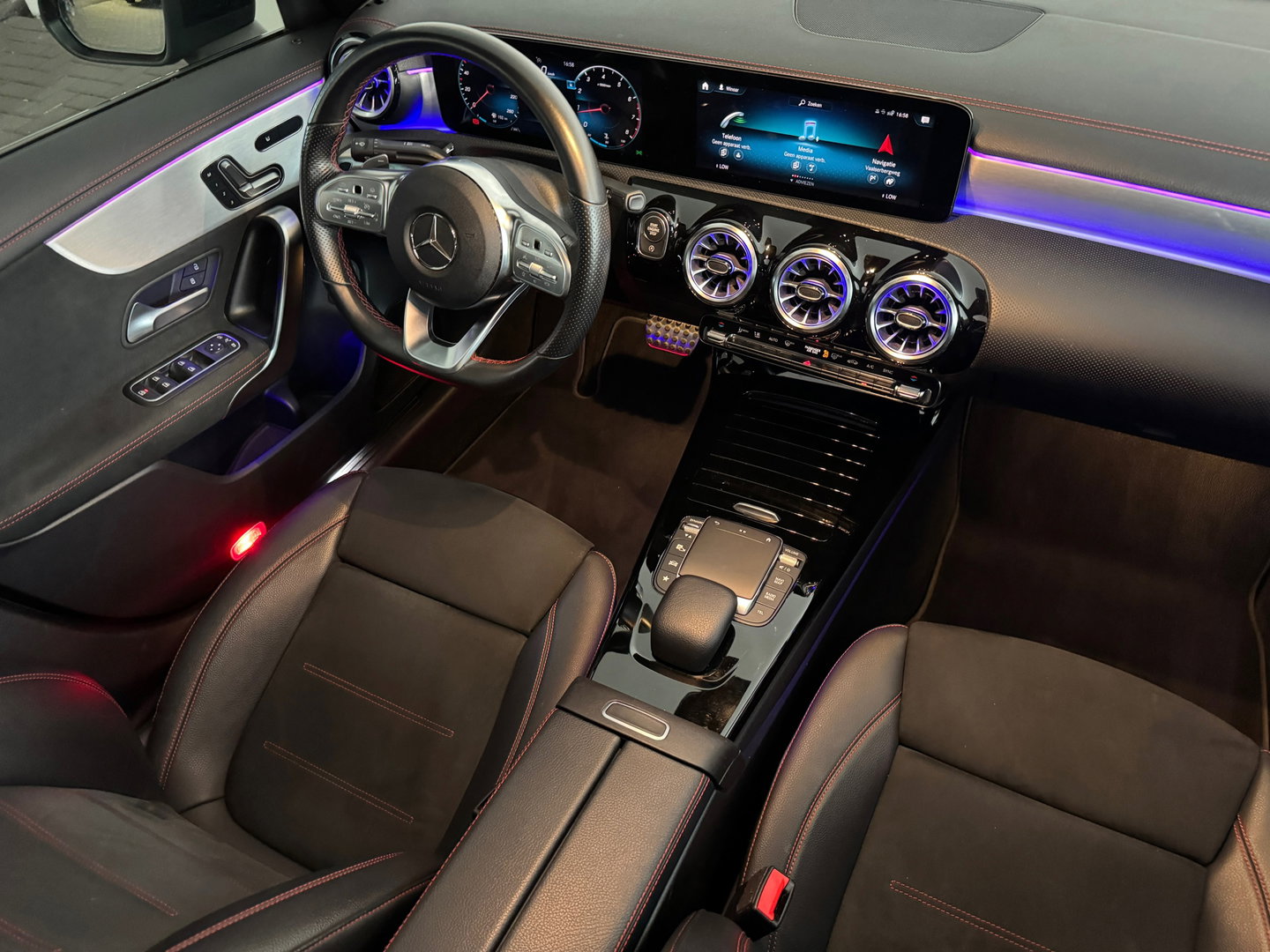 Mercedes-Benz CLA-Klasse 180 Premium+ AMG Pano|Memory|Sfeer