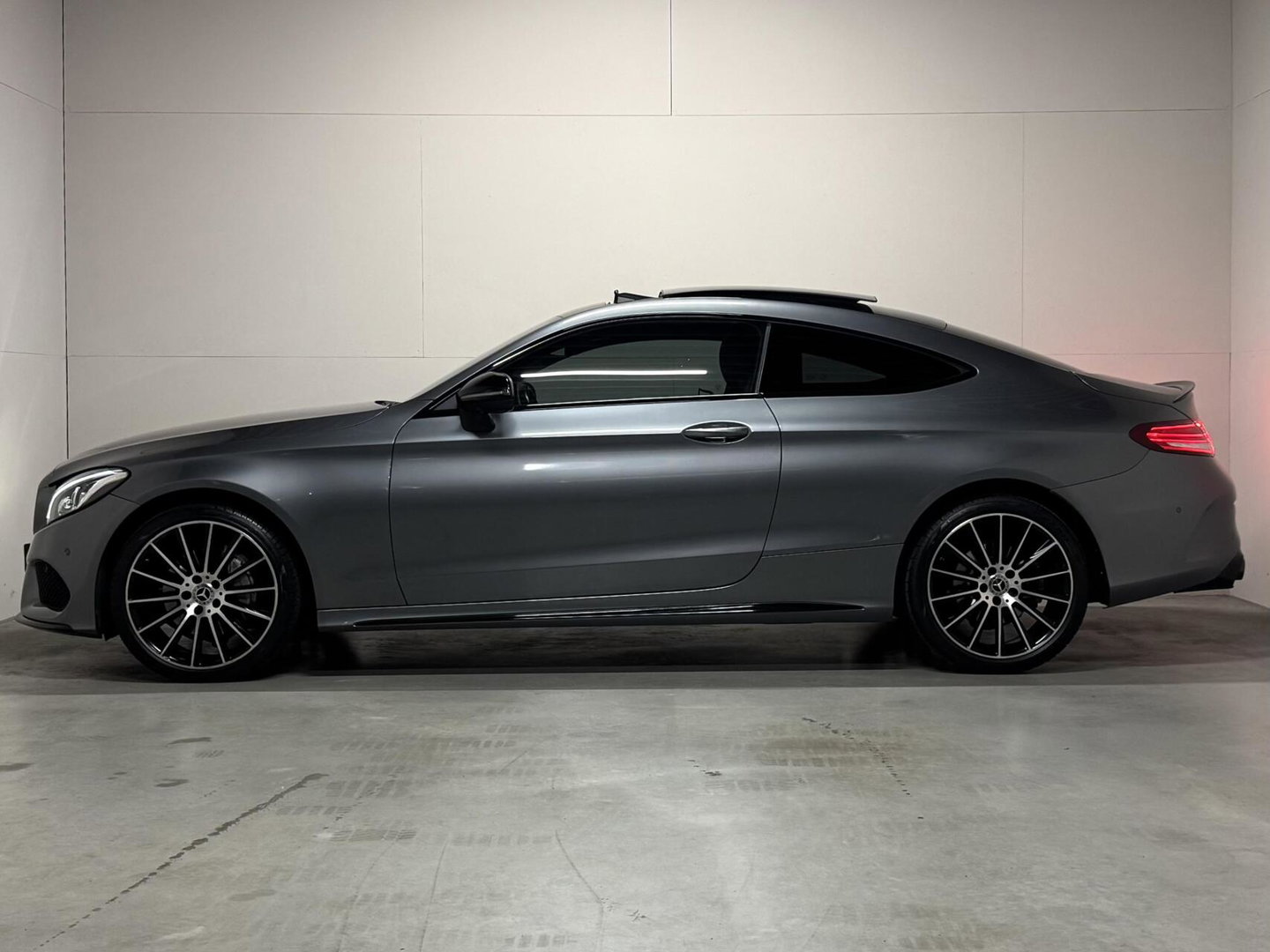 Mercedes-Benz C-Klasse Coupé 200 4MATIC AMG Pano 360° Sfeer Carplay