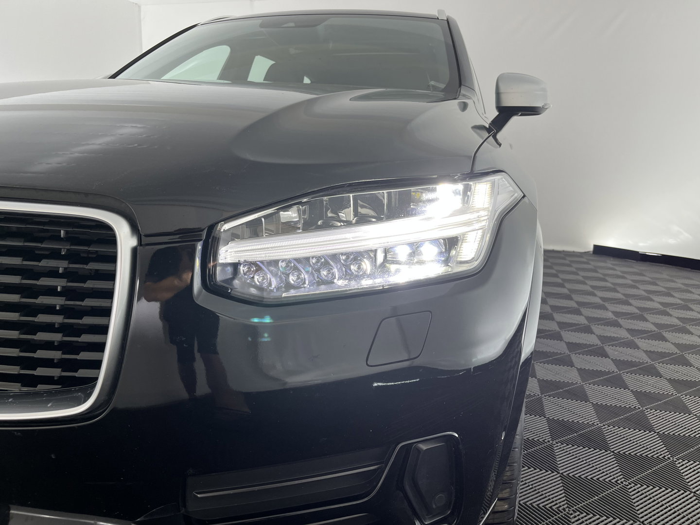 Volvo XC90 2.0 T8 Inscription Twin Engine AWD [ 7-Pers. ] (Plug-In) Aut. *PANO | LEATHER | FULL-LED | MEMORY-PACK | BOWERS&WILKINS | BLINDSPOT | KEYLESS | DIGI-COCKPIT | CAMERA | NAVI-FULLMAP | HEATED-CONTOURSEATS | TOWBAR | 20''ALU*