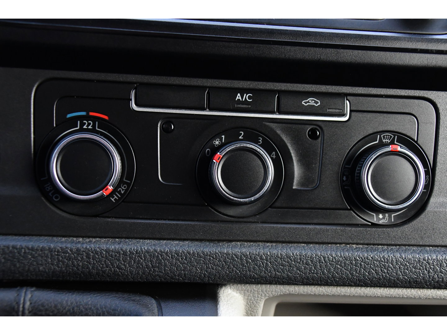 Volkswagen Transporter 2.0 TDI L2H1 DC Edition Cruise, Sensoren, Trekhaak, Airco, 85pk, Radio, Direct leverbaar!