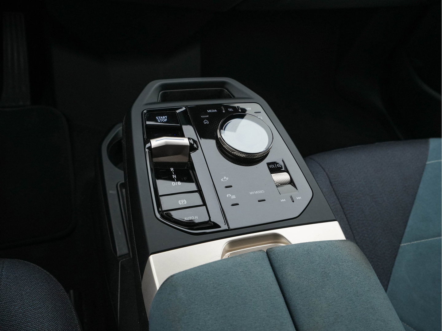 BMW iX xDrive40 Business Edition Plus 77 kWh [ 3-Fase ] {SOH-100%} (INCL-BTW) *PANO | HEAD-UP | TOPVIEW | MASSAGE | LASER-LIGHT | MEMORY-PACK | BOWERS&WILKINS | BLINDSPOT | WIDESCREEN-COCKPIT | HEATED-COMFORTSEATS | DAB | AMBIENTLIGHT | NAVI-FULLMAP | 20''AL