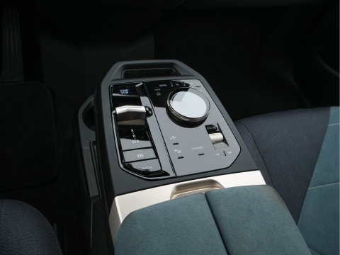 BMW iX xDrive40 Business Edition Plus 77 kWh [ 3-Fase ] {SOH-100%} (INCL-BTW) *PANO | HEAD-UP | TOPVIEW | MASSAGE | LASER-LIGHT | MEMORY-PACK | BOWERS&WILKINS | BLINDSPOT | WIDESCREEN-COCKPIT | HEATED-COMFORTSEATS | DAB | AMBIENTLIGHT | NAVI-FULLMAP | 20''AL