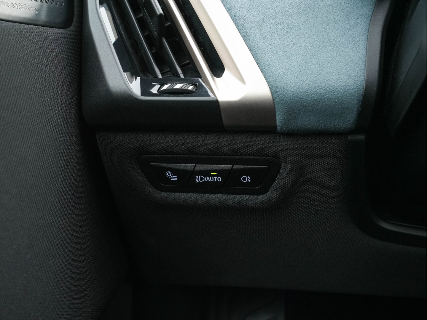 BMW iX xDrive40 Business Edition Plus 77 kWh [ 3-Fase ] {SOH-100%} (INCL-BTW) *PANO | HEAD-UP | TOPVIEW | MASSAGE | LASER-LIGHT | MEMORY-PACK | BOWERS&WILKINS | BLINDSPOT | WIDESCREEN-COCKPIT | HEATED-COMFORTSEATS | DAB | AMBIENTLIGHT | NAVI-FULLMAP | 20''AL