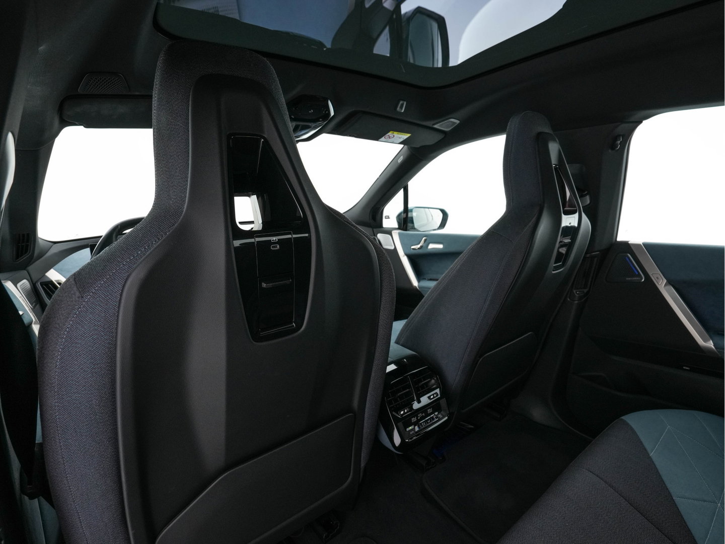 BMW iX xDrive40 Business Edition Plus 77 kWh [ 3-Fase ] {SOH-100%} (INCL-BTW) *PANO | HEAD-UP | TOPVIEW | MASSAGE | LASER-LIGHT | MEMORY-PACK | BOWERS&WILKINS | BLINDSPOT | WIDESCREEN-COCKPIT | HEATED-COMFORTSEATS | DAB | AMBIENTLIGHT | NAVI-FULLMAP | 20''AL