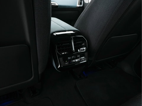 BMW iX xDrive40 Business Edition Plus 77 kWh [ 3-Fase ] {SOH-100%} (INCL-BTW) *PANO | HEAD-UP | TOPVIEW | MASSAGE | LASER-LIGHT | MEMORY-PACK | BOWERS&WILKINS | BLINDSPOT | WIDESCREEN-COCKPIT | HEATED-COMFORTSEATS | DAB | AMBIENTLIGHT | NAVI-FULLMAP | 20''AL
