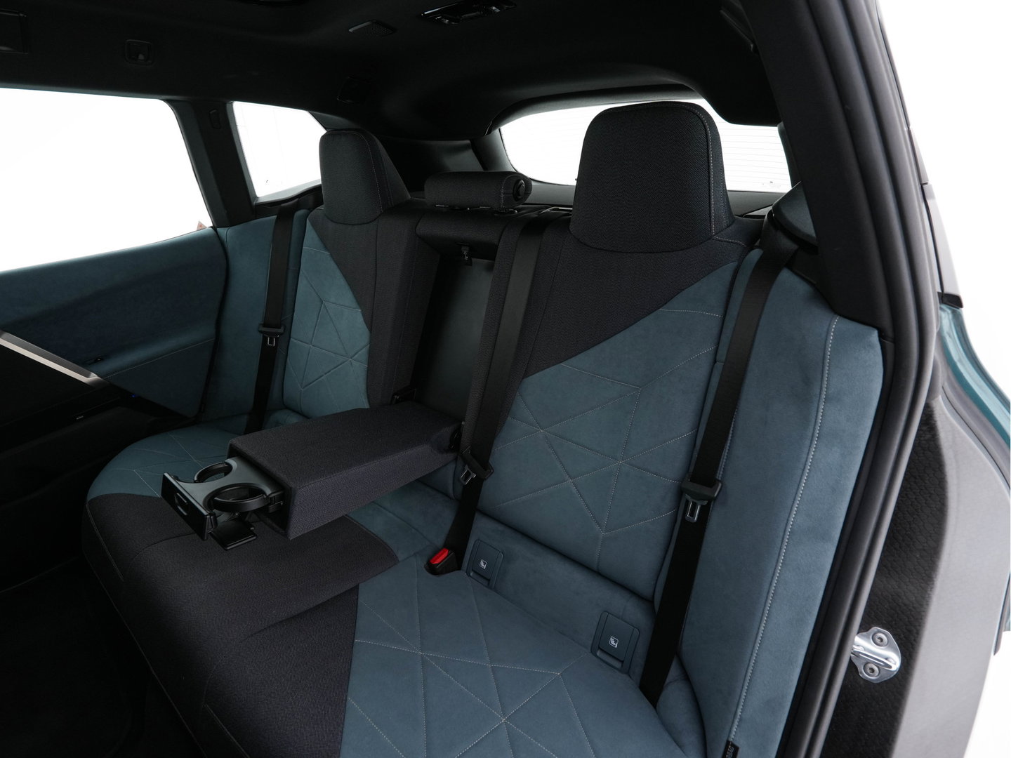BMW iX xDrive40 Business Edition Plus 77 kWh [ 3-Fase ] {SOH-100%} (INCL-BTW) *PANO | HEAD-UP | TOPVIEW | MASSAGE | LASER-LIGHT | MEMORY-PACK | BOWERS&WILKINS | BLINDSPOT | WIDESCREEN-COCKPIT | HEATED-COMFORTSEATS | DAB | AMBIENTLIGHT | NAVI-FULLMAP | 20''AL