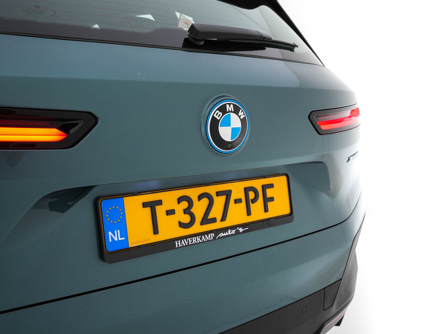 BMW iX xDrive40 Business Edition Plus 77 kWh [ 3-Fase ] {SOH-100%} (INCL-BTW) *PANO | HEAD-UP | TOPVIEW | MASSAGE | LASER-LIGHT | MEMORY-PACK | BOWERS&WILKINS | BLINDSPOT | WIDESCREEN-COCKPIT | HEATED-COMFORTSEATS | DAB | AMBIENTLIGHT | NAVI-FULLMAP | 20''AL
