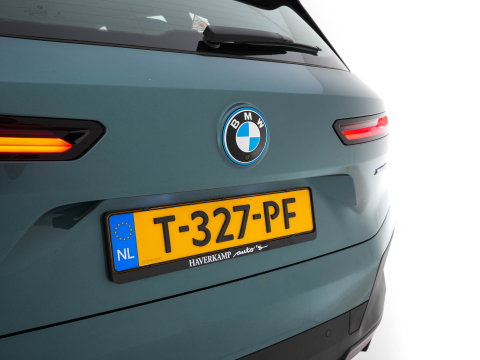BMW iX xDrive40 Business Edition Plus 77 kWh [ 3-Fase ] {SOH-100%} (INCL-BTW) *PANO | HEAD-UP | TOPVIEW | MASSAGE | LASER-LIGHT | MEMORY-PACK | BOWERS&WILKINS | BLINDSPOT | WIDESCREEN-COCKPIT | HEATED-COMFORTSEATS | DAB | AMBIENTLIGHT | NAVI-FULLMAP | 20''AL