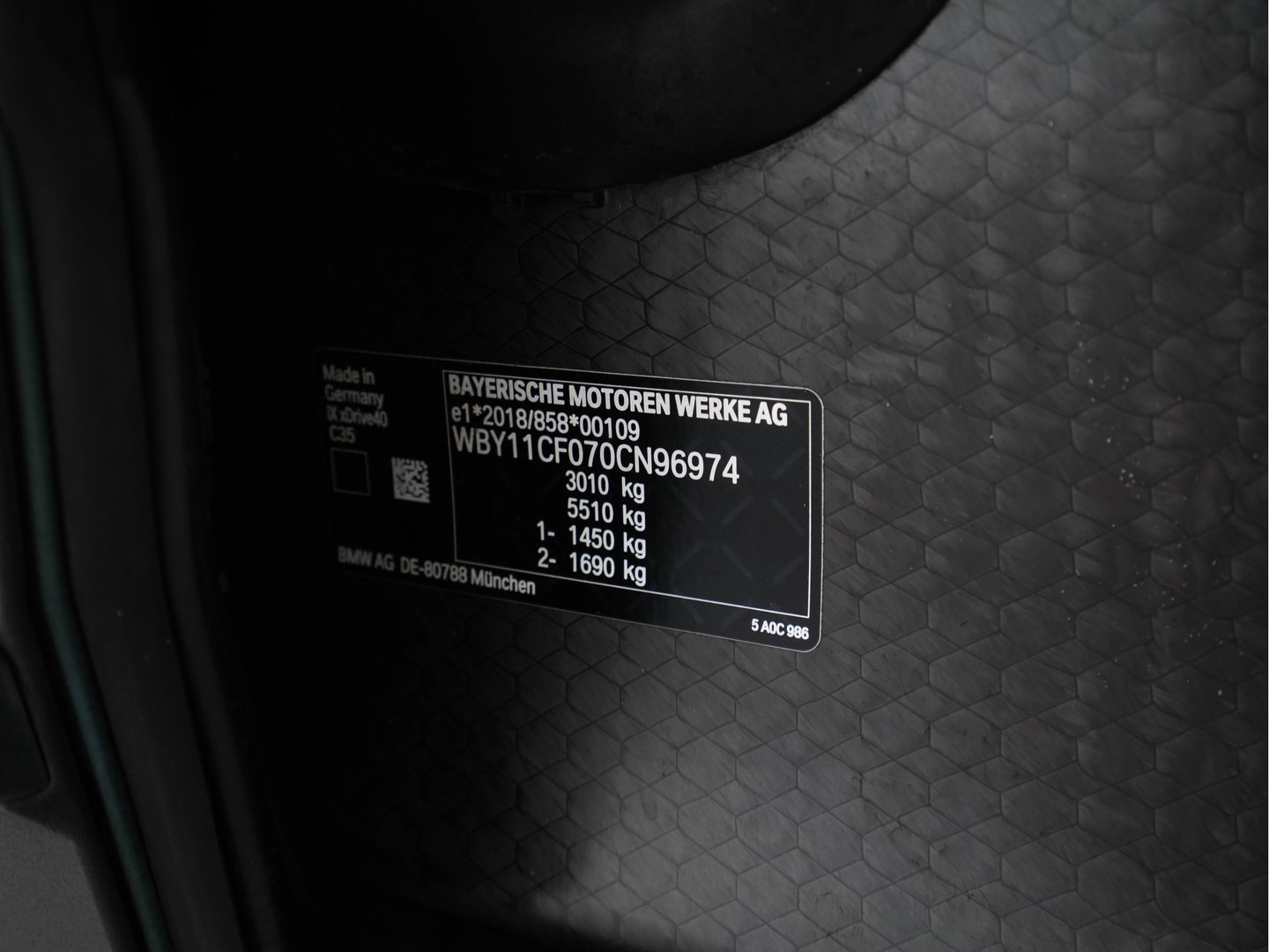 BMW iX xDrive40 Business Edition Plus 77 kWh [ 3-Fase ] {SOH-100%} (INCL-BTW) *PANO | HEAD-UP | TOPVIEW | MASSAGE | LASER-LIGHT | MEMORY-PACK | BOWERS&WILKINS | BLINDSPOT | WIDESCREEN-COCKPIT | HEATED-COMFORTSEATS | DAB | AMBIENTLIGHT | NAVI-FULLMAP | 20''AL