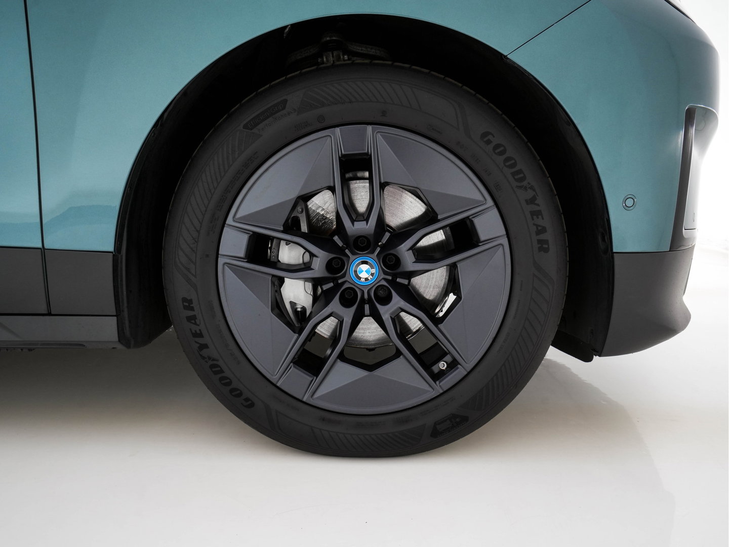 BMW iX xDrive40 Business Edition Plus 77 kWh [ 3-Fase ] {SOH-100%} (INCL-BTW) *PANO | HEAD-UP | TOPVIEW | MASSAGE | LASER-LIGHT | MEMORY-PACK | BOWERS&WILKINS | BLINDSPOT | WIDESCREEN-COCKPIT | HEATED-COMFORTSEATS | DAB | AMBIENTLIGHT | NAVI-FULLMAP | 20''AL