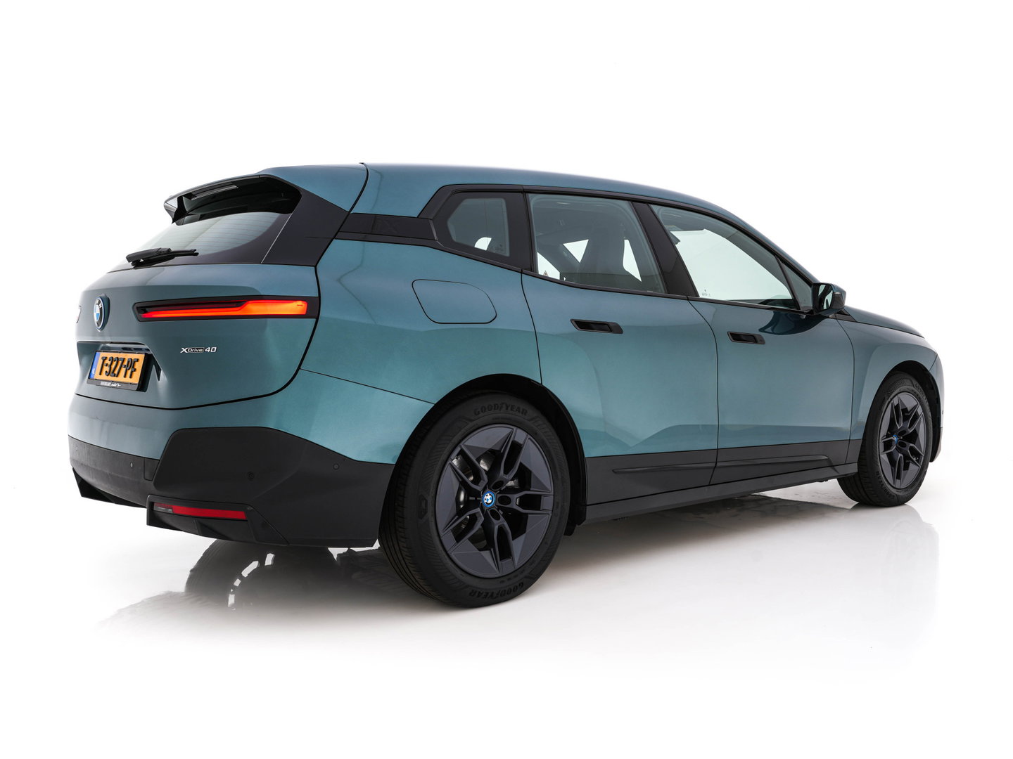 BMW iX xDrive40 Business Edition Plus 77 kWh [ 3-Fase ] {SOH-100%} (INCL-BTW) *PANO | HEAD-UP | TOPVIEW | MASSAGE | LASER-LIGHT | MEMORY-PACK | BOWERS&WILKINS | BLINDSPOT | WIDESCREEN-COCKPIT | HEATED-COMFORTSEATS | DAB | AMBIENTLIGHT | NAVI-FULLMAP | 20''AL