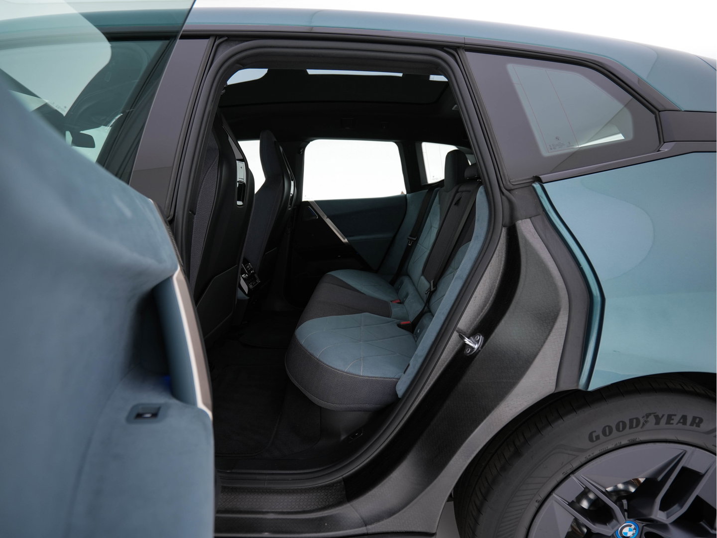 BMW iX xDrive40 Business Edition Plus 77 kWh [ 3-Fase ] {SOH-100%} (INCL-BTW) *PANO | HEAD-UP | TOPVIEW | MASSAGE | LASER-LIGHT | MEMORY-PACK | BOWERS&WILKINS | BLINDSPOT | WIDESCREEN-COCKPIT | HEATED-COMFORTSEATS | DAB | AMBIENTLIGHT | NAVI-FULLMAP | 20''AL