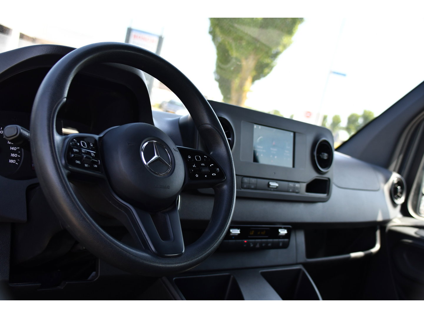 Mercedes-Benz Sprinter 317 1.9 CDI L2H2 DC PB Edition Camera, Cruise, Carplay, 170pk, LED, 3500kg Trekhaak, Automaat, Sensoren, Multimedia, Uniek!