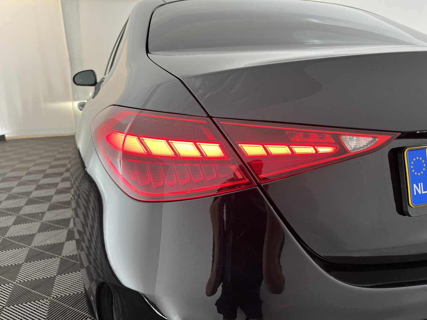 Mercedes-Benz C-Klasse 180 AMG Sportline (INCL-BTW) *LEATHER | FULL-LED | HEATED-SPORTSEATS | DIGI-COCKPIT | BLINDSPOT | CAMERA | DAB | AMBIENTLIGHT | SHIFTPADDLES | PRIVACY-GLASS | ECC | PDC | CRUISE | CARPLAY | 19''ALU*