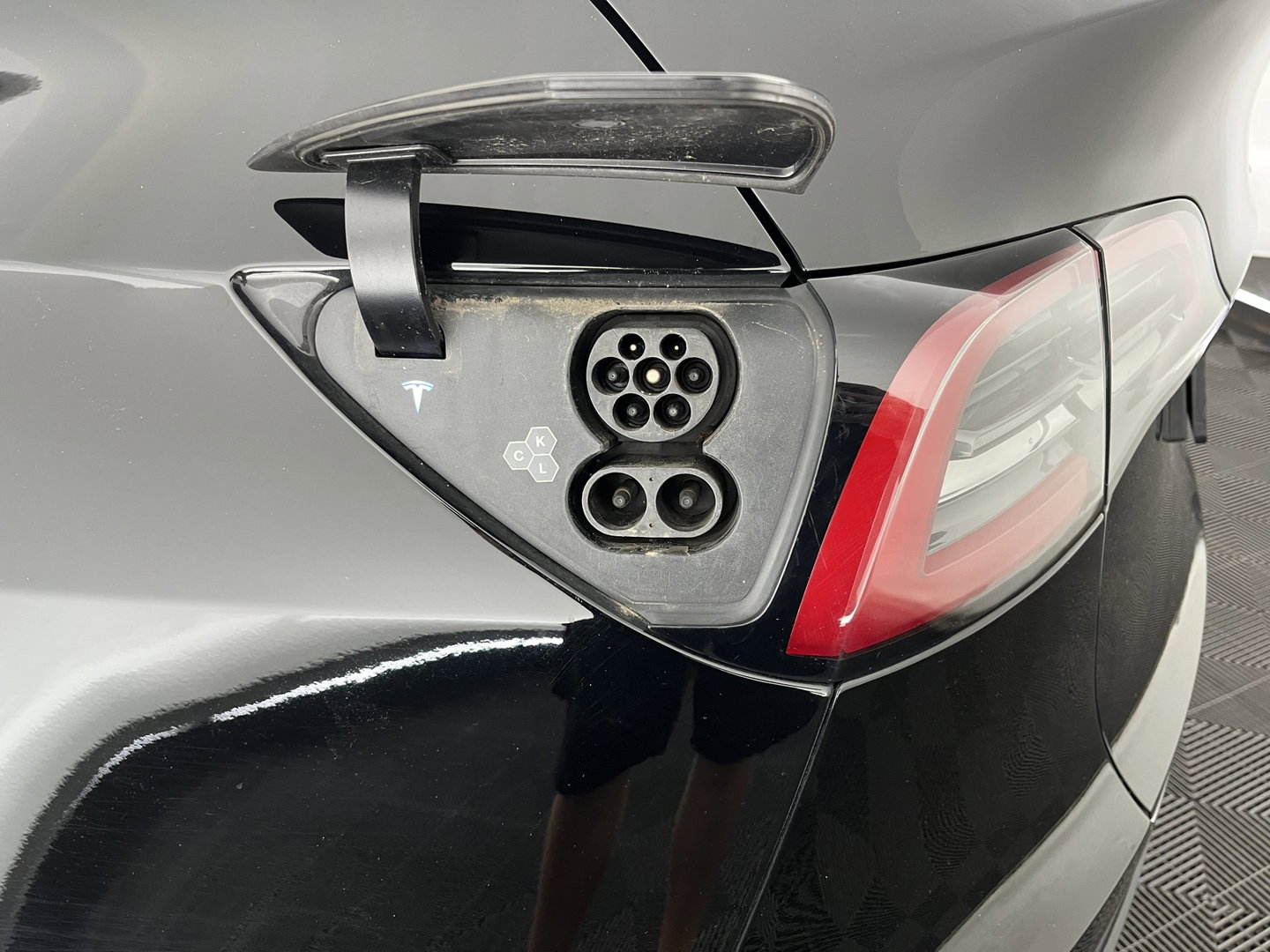 Tesla Model Y Long Range AWD 75 kWh [ 3-Fase ] {SOH-91%} (INCL.BTW)  Aut. *PANO | LEATHER | AUTO-PILOT | NAVI-FULLMAP | MATRIX-LED | KEYLESS | CAMERA | DAB+ | HEATED-COMFORTSEATS | PRIVACYGLASS | TOPVIEW*