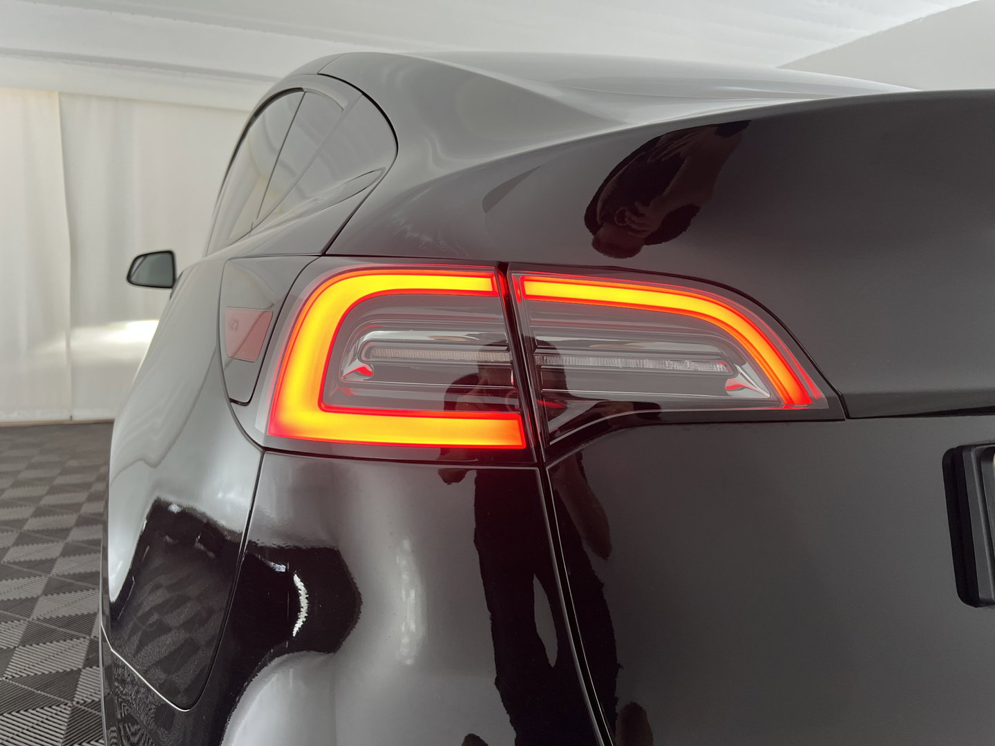 Tesla Model Y Long Range AWD 75 kWh [ 3-Fase ] {SOH-91%} (INCL.BTW)  Aut. *PANO | LEATHER | AUTO-PILOT | NAVI-FULLMAP | MATRIX-LED | KEYLESS | CAMERA | DAB+ | HEATED-COMFORTSEATS | PRIVACYGLASS | TOPVIEW*