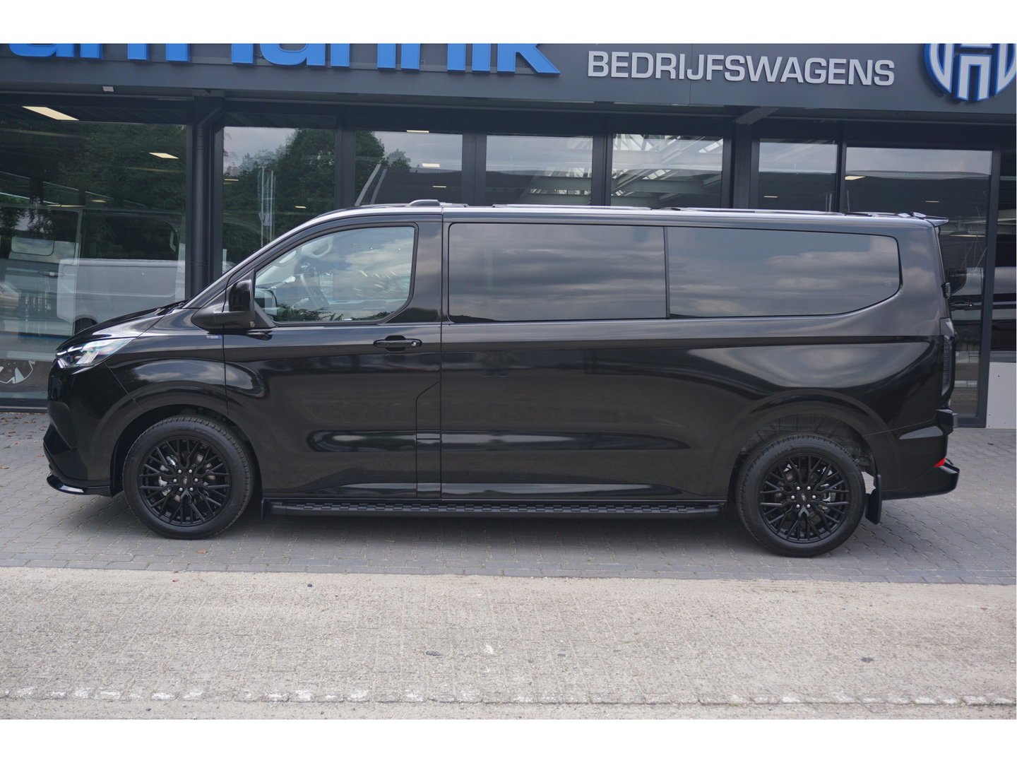 Ford Transit Custom 320L 2.5 PHEV 233PK Dubbel Cabine JWR BLACK PRIJS INCL. BPM !! 13" Navi, Adap. Cruise, Camera, 19" LM, Trekhaak!! NR. HYBDCB