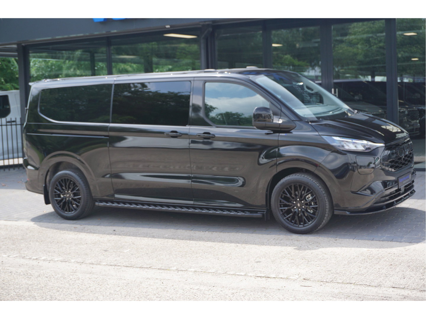 Ford Transit Custom 320L 2.5 PHEV 233PK Dubbel Cabine JWR BLACK PRIJS INCL. BPM !! 13" Navi, Adap. Cruise, Camera, 19" LM, Trekhaak!! NR. HYBDCB