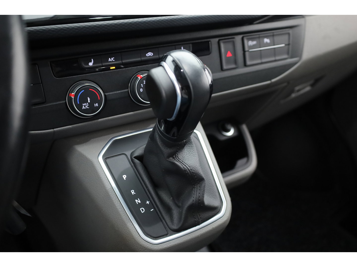 Volkswagen Transporter 2.0 TDI-204pk L2H1 | 4Motion | Automaat | Standkachel | Adapt.Cruise | Camera | Digitaal Cockpit | Navi | Carplay