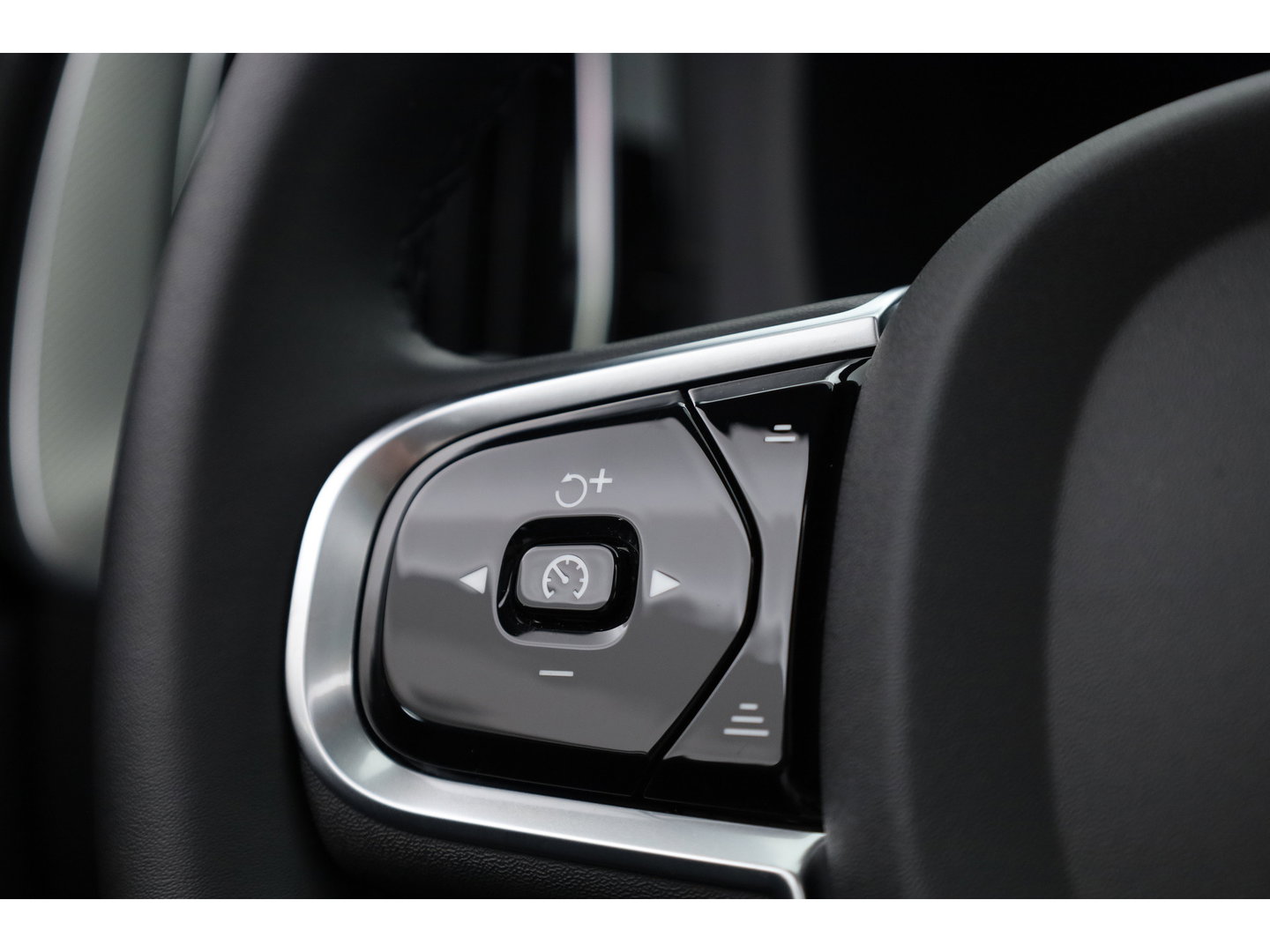 Volvo XC60 T6 PHEV Ultra Black Edition | Pano | HUD | Elek. Trekhaak | Memory Seats | 360cam | Adapt. Cruise | 21'' | Google Info. x