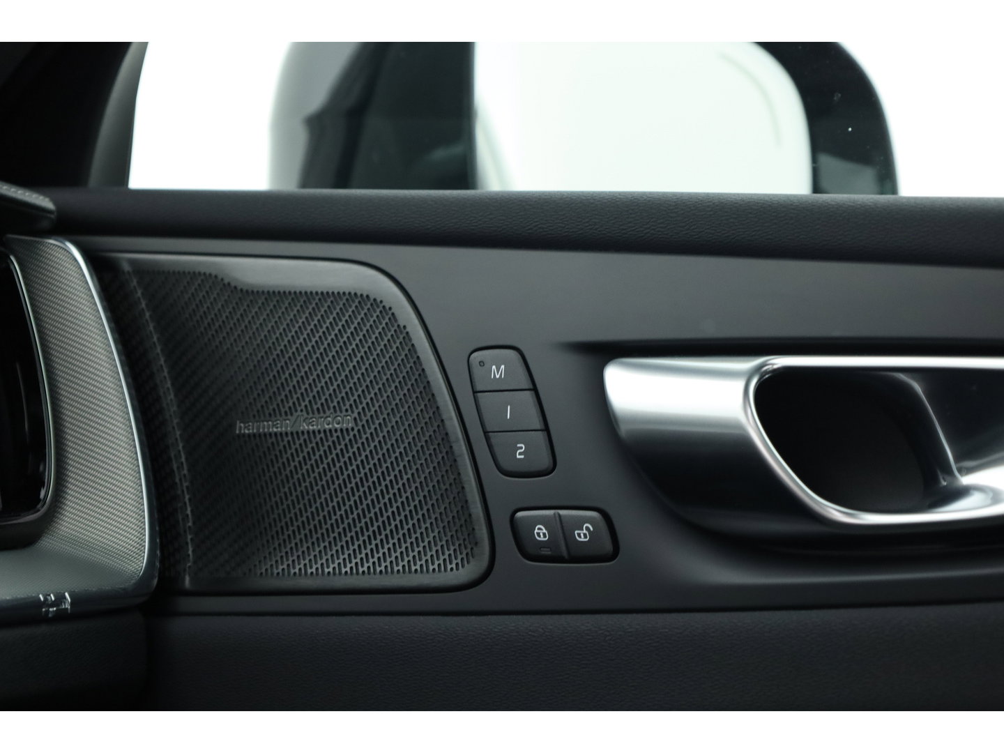 Volvo XC60 T6 PHEV Ultra Black Edition | Pano | HUD | Elek. Trekhaak | Memory Seats | 360cam | Adapt. Cruise | 21'' | Google Info. x