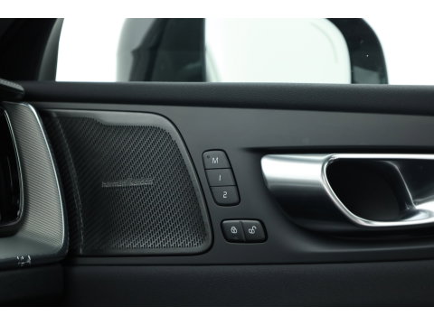 Volvo XC60 T6 PHEV Ultra Black Edition | Pano | HUD | Elek. Trekhaak | Memory Seats | 360cam | Adapt. Cruise | 21'' | Google Info. x
