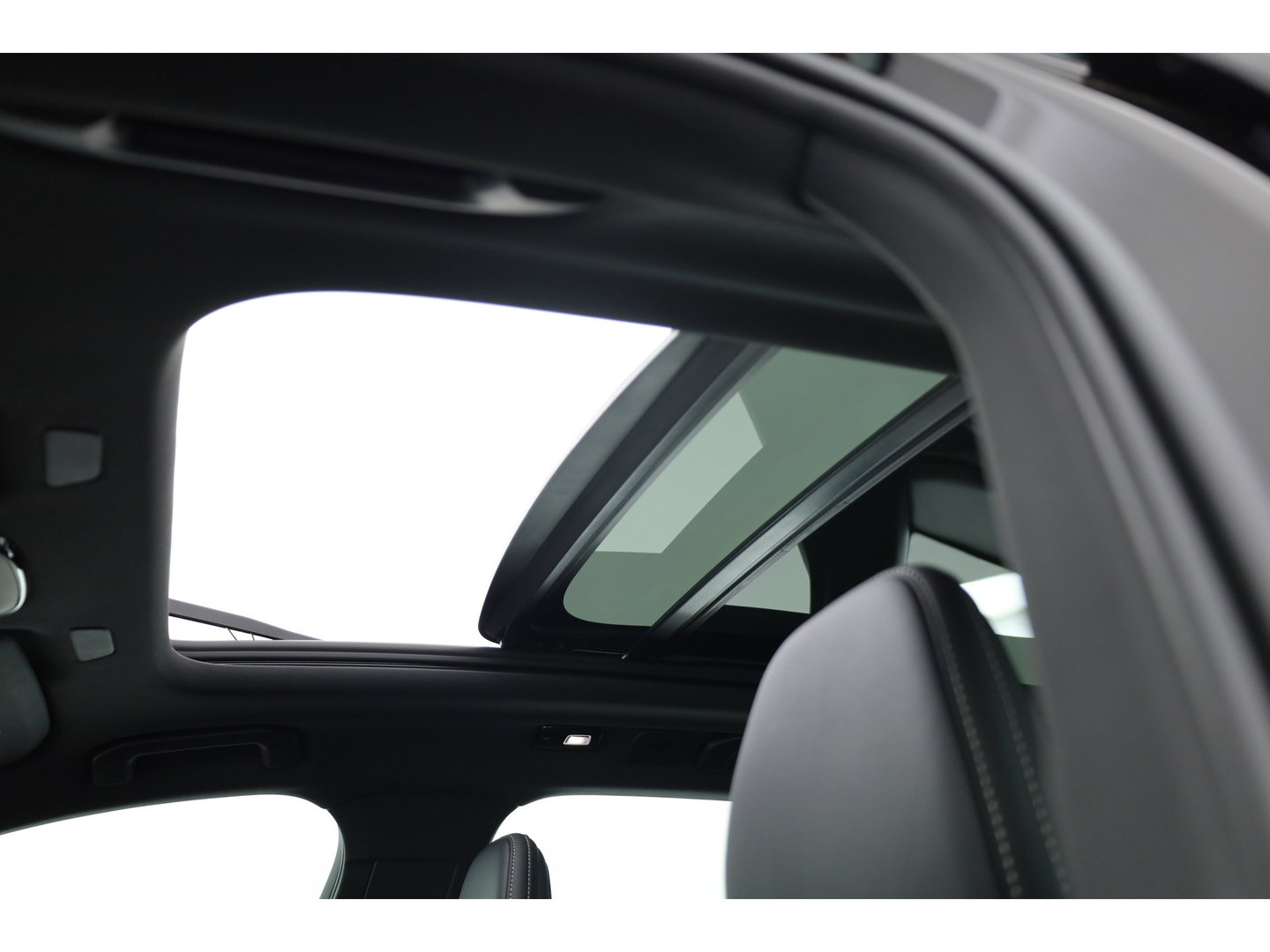 Volvo XC60 T6 PHEV Ultra Black Edition | Pano | HUD | Elek. Trekhaak | Memory Seats | 360cam | Adapt. Cruise | 21'' | Google Info. x