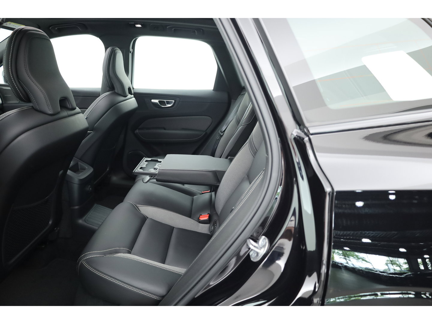 Volvo XC60 T6 PHEV Ultra Black Edition | Pano | HUD | Elek. Trekhaak | Memory Seats | 360cam | Adapt. Cruise | 21'' | Google Info. x