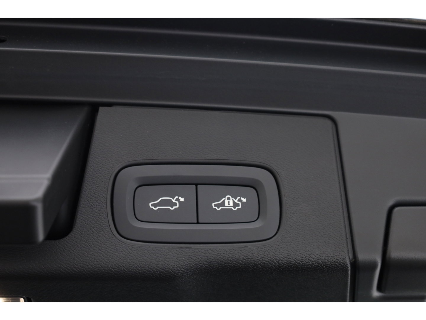Volvo XC60 T6 PHEV Ultra Black Edition | Pano | HUD | Elek. Trekhaak | Memory Seats | 360cam | Adapt. Cruise | 21'' | Google Info. x