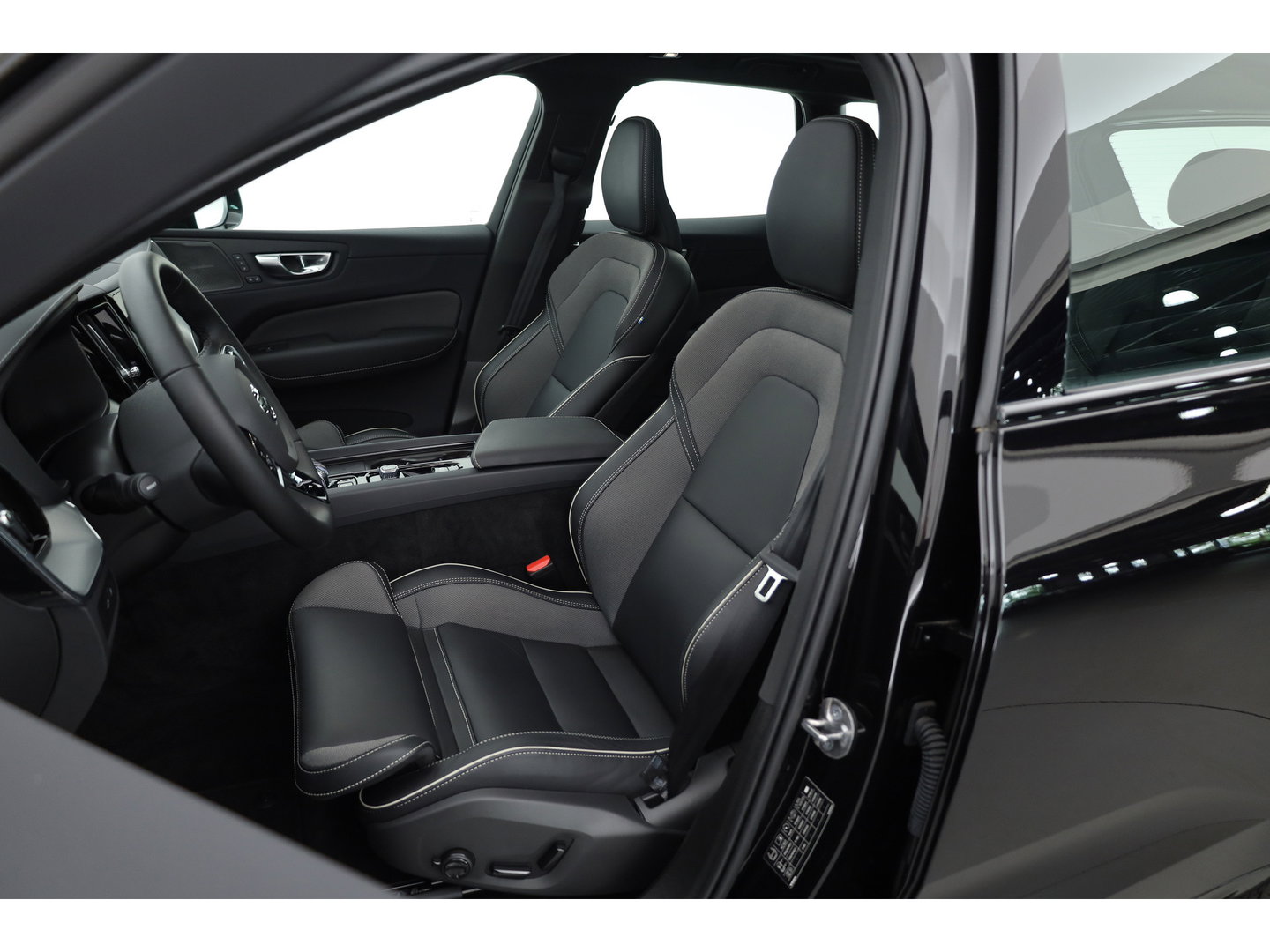 Volvo XC60 T6 PHEV Ultra Black Edition | Pano | HUD | Elek. Trekhaak | Memory Seats | 360cam | Adapt. Cruise | 21'' | Google Info. x