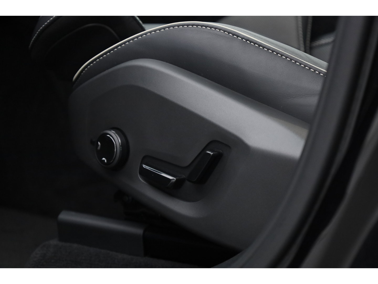 Volvo XC60 T6 PHEV Ultra Black Edition | Pano | HUD | Elek. Trekhaak | Memory Seats | 360cam | Adapt. Cruise | 21'' | Google Info. x