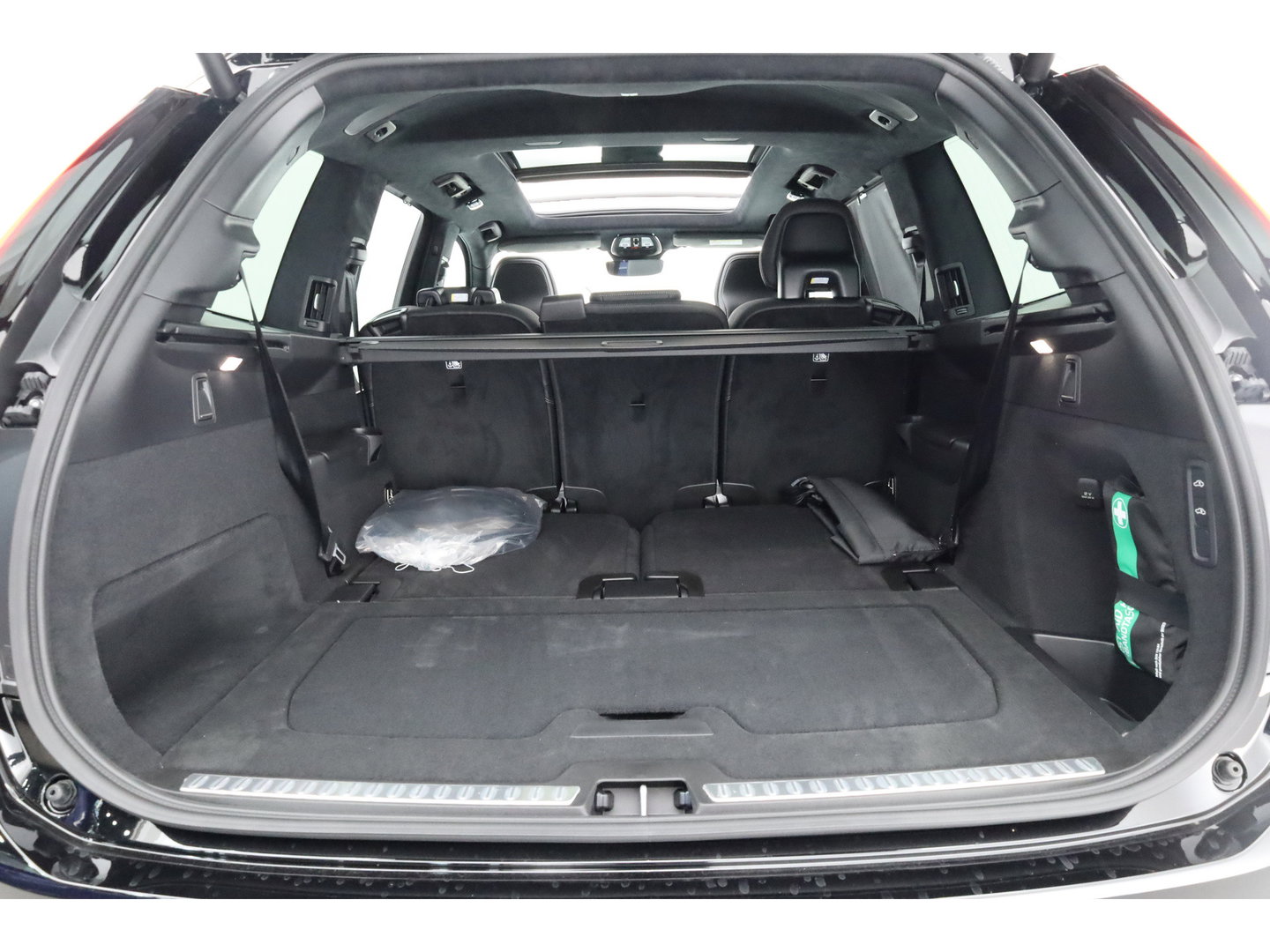 Volvo XC90 2.0 T8 Ultra Black Edition Executive | luchtvering | Trekhaak | Bowers & Wilkins | Massage | Zwarte hemel | Blis | ACC | Pano| 360 Camera |
