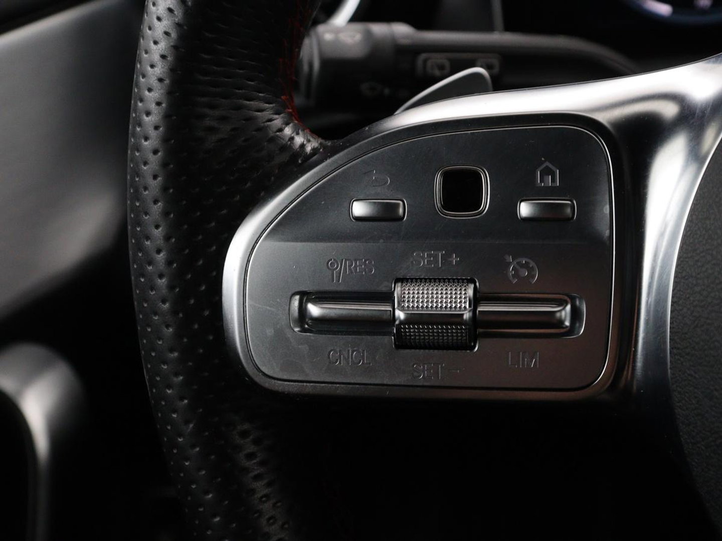 Mercedes-Benz CLA-Klasse Shooting Brake 200 AMG Line | Leder/Alcantara | Trekhaak | Carplay | Widescreen | Navigatie | Full LED | Camera | 18'' | Park Assist | Climate control | Bluetooth