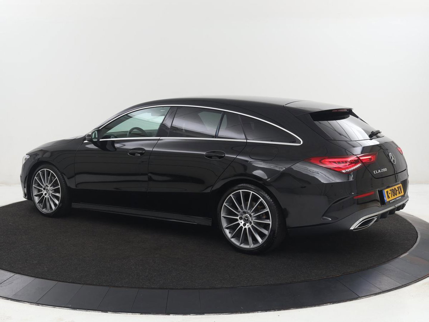 Mercedes-Benz CLA-Klasse Shooting Brake 200 AMG Line | Leder/Alcantara | Trekhaak | Carplay | Widescreen | Navigatie | Full LED | Camera | 18'' | Park Assist | Climate control | Bluetooth