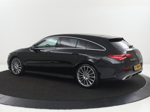 Mercedes-Benz CLA-Klasse Shooting Brake 200 AMG Line | Leder/Alcantara | Trekhaak | Carplay | Widescreen | Navigatie | Full LED | Camera | 18'' | Park Assist | Climate control | Bluetooth