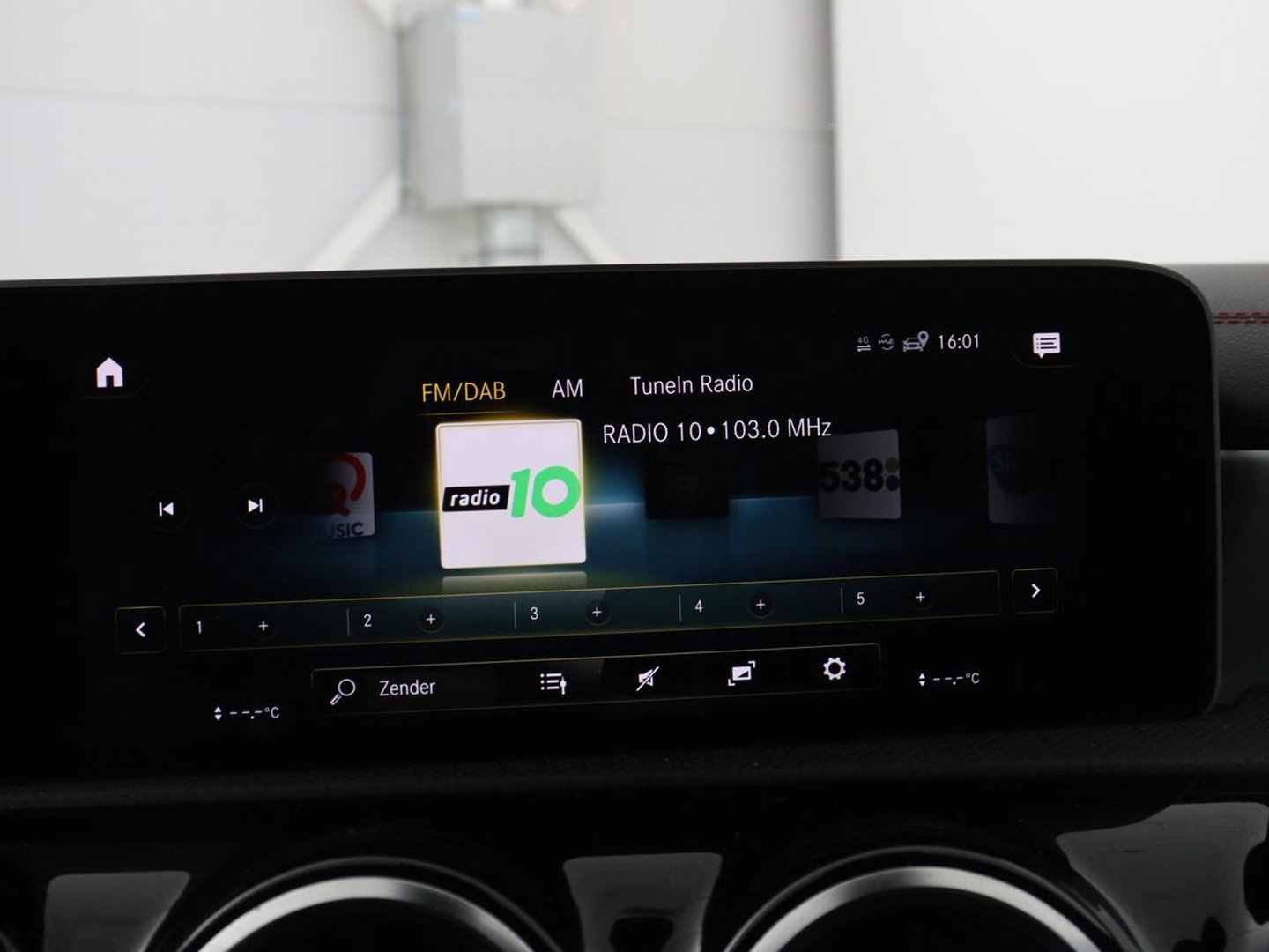 Mercedes-Benz CLA-Klasse Shooting Brake 200 AMG Line | Leder/Alcantara | Trekhaak | Carplay | Widescreen | Navigatie | Full LED | Camera | 18'' | Park Assist | Climate control | Bluetooth