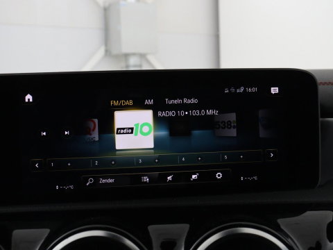 Mercedes-Benz CLA-Klasse Shooting Brake 200 AMG Line | Leder/Alcantara | Trekhaak | Carplay | Widescreen | Navigatie | Full LED | Camera | 18'' | Park Assist | Climate control | Bluetooth