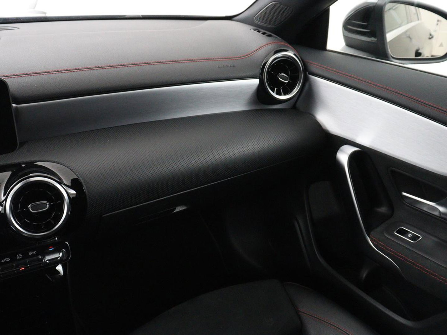 Mercedes-Benz CLA-Klasse Shooting Brake 200 AMG Line | Leder/Alcantara | Trekhaak | Carplay | Widescreen | Navigatie | Full LED | Camera | 18'' | Park Assist | Climate control | Bluetooth